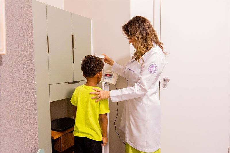 Atendimento no consultório pediátrico em Araçatuba