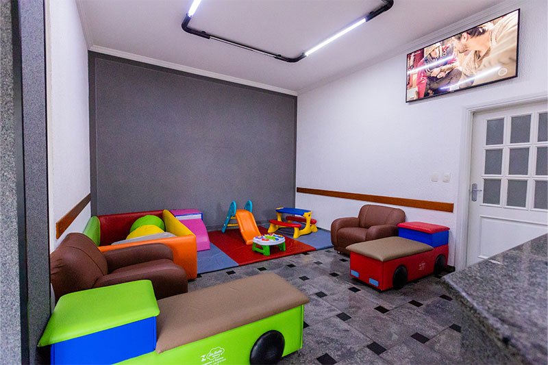 Sala de espera infantil com ambiente lúdico